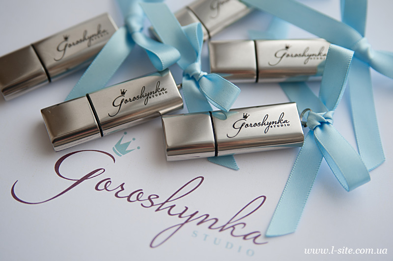 Разработка логотипа для фотостудии Goroshynka